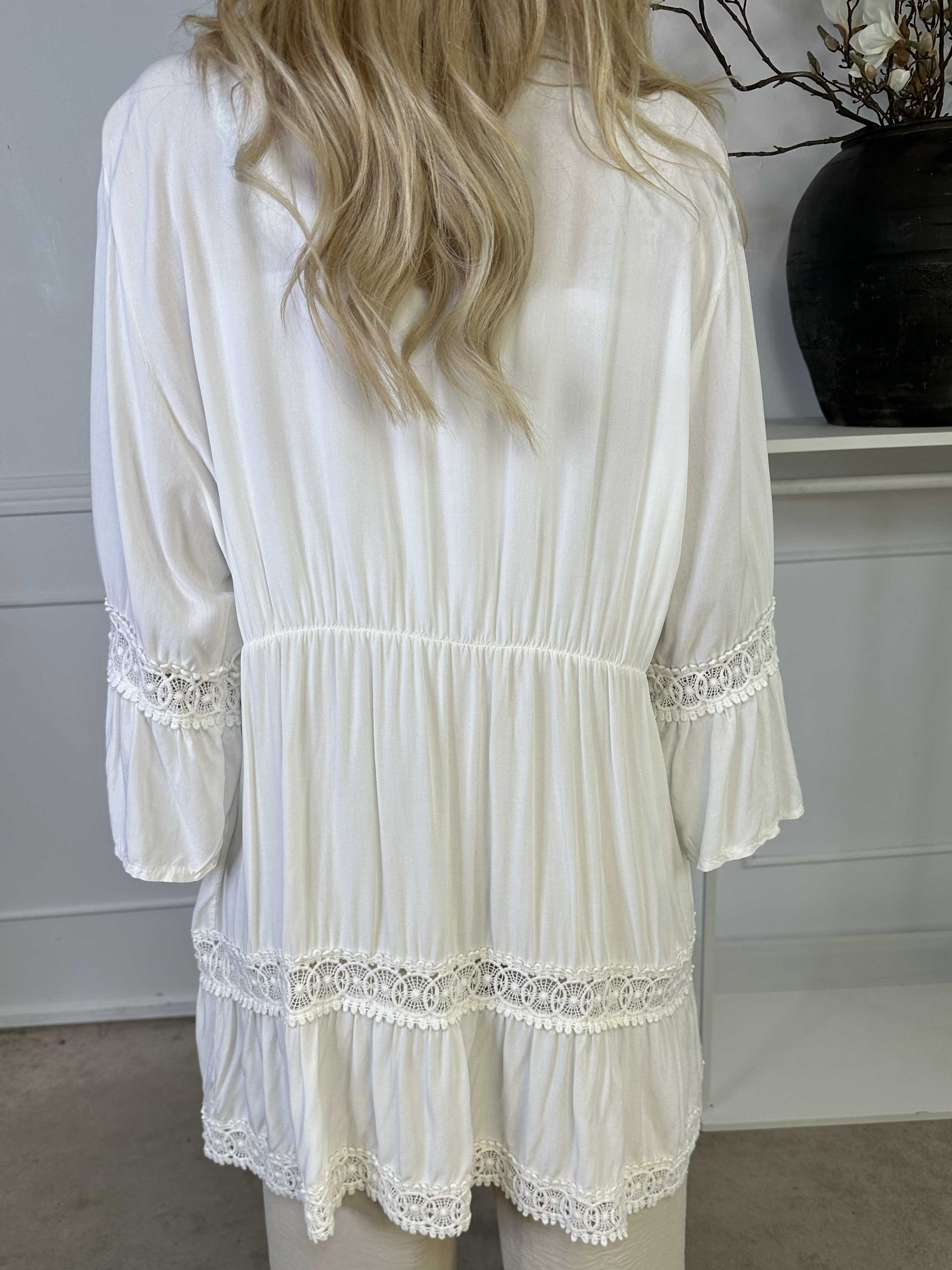 Kiki - Söt kimono med fin spets